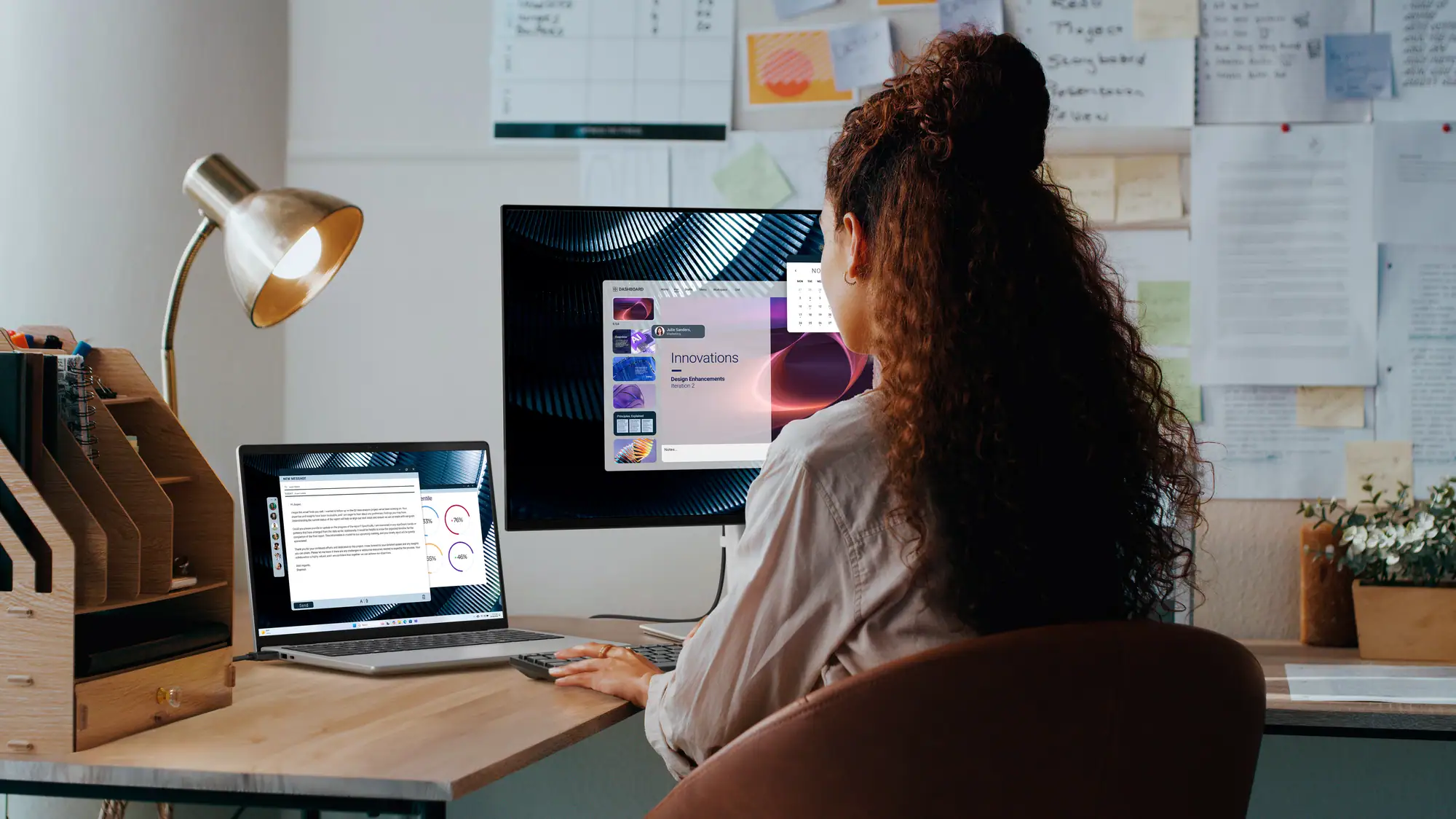 Kobieta korzysta z laptopa Dell podłączonego do monitora