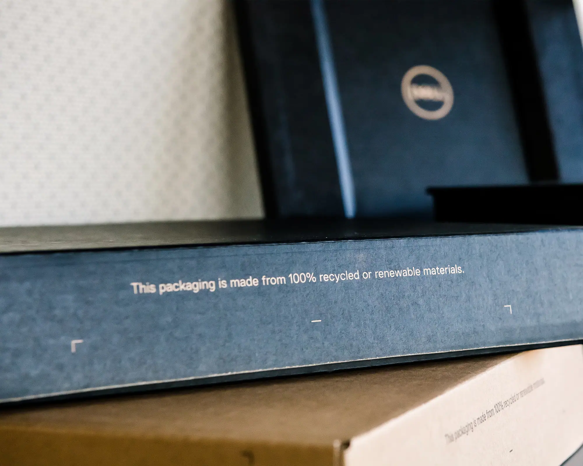 Pokazano opakowanie laptopa, które w 100% pochodzi z recyklingu lub z źródeł odnawialnych