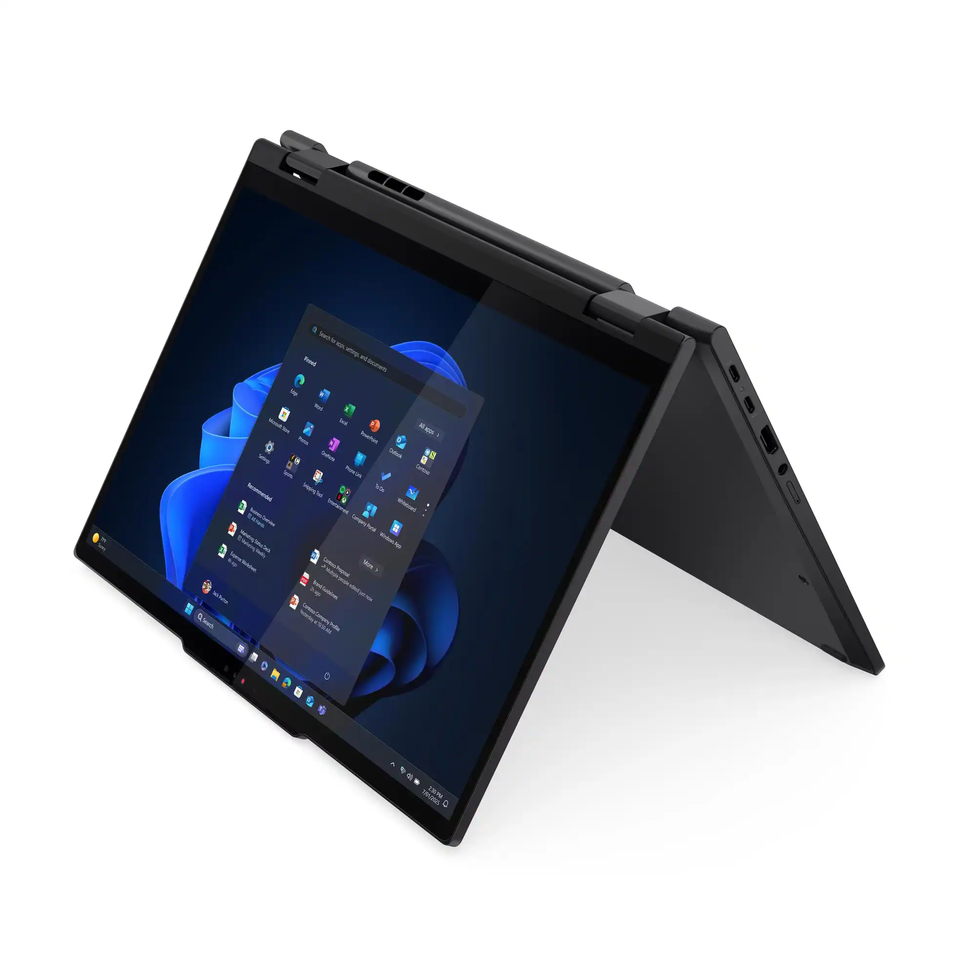 Zdjęcie pokazuje czarnego otwartego laptopa